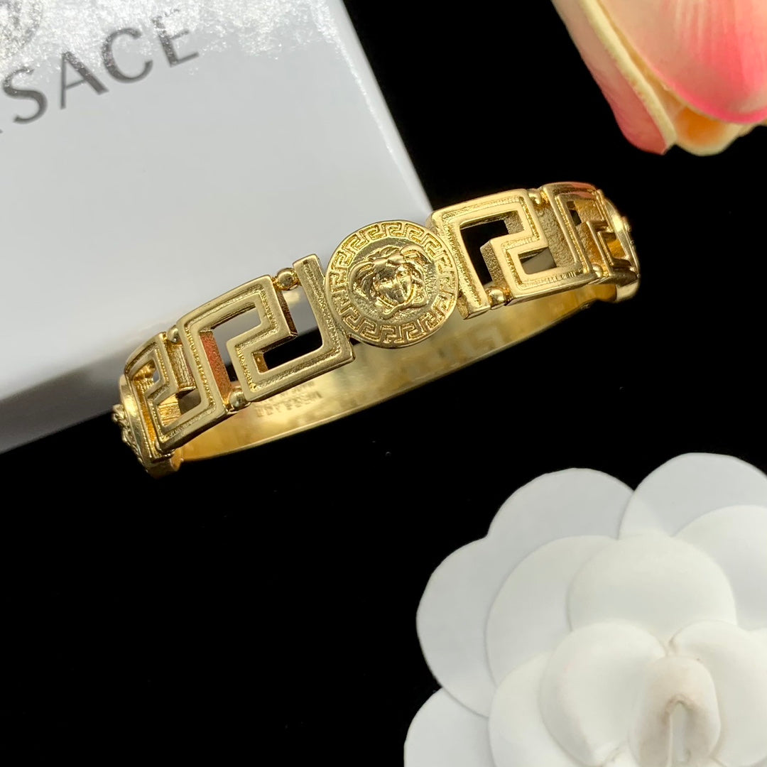 Classic VE lion head bracelet