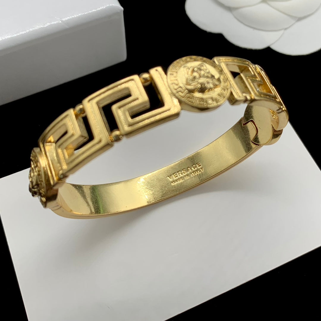 Classic VE lion head bracelet