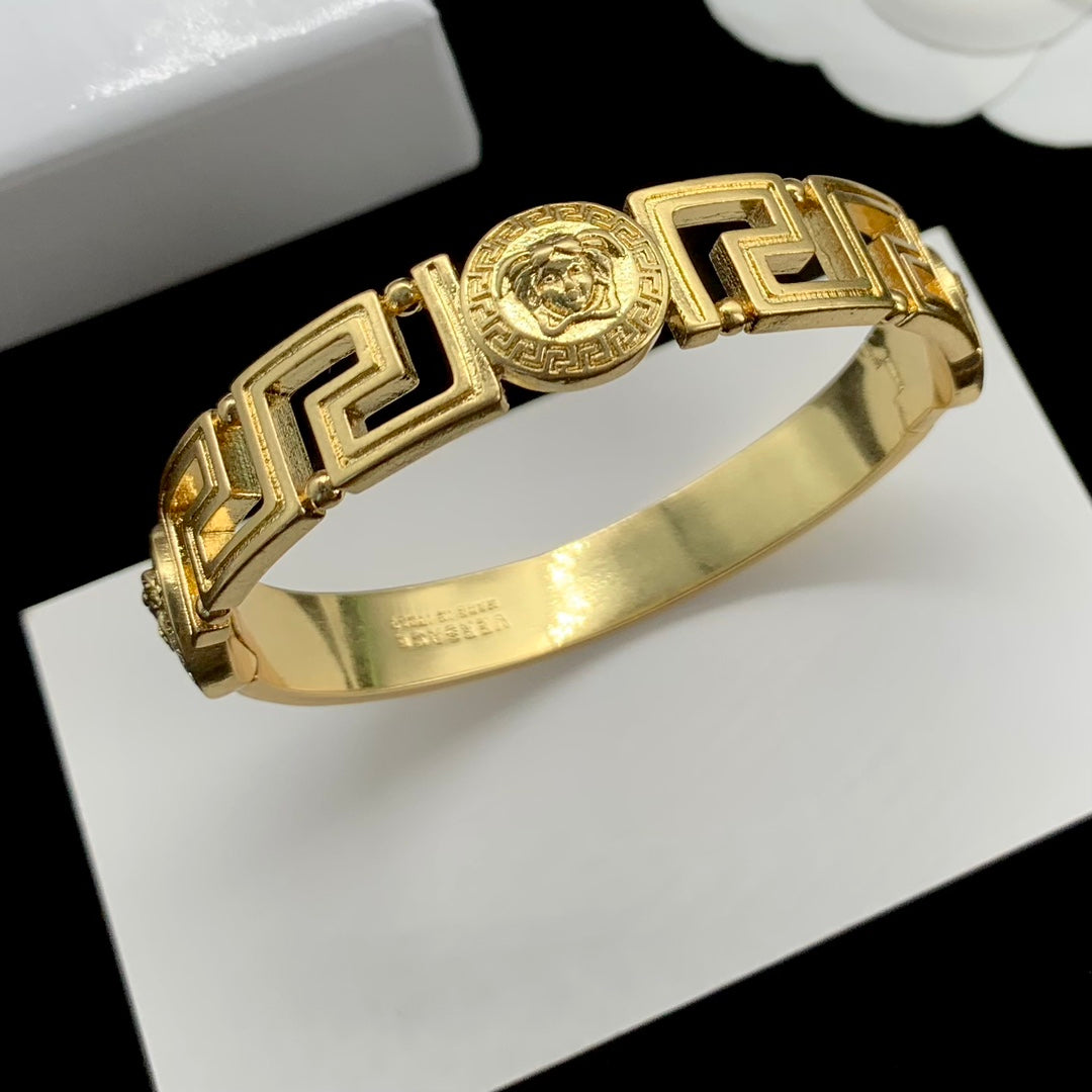 Classic VE lion head bracelet