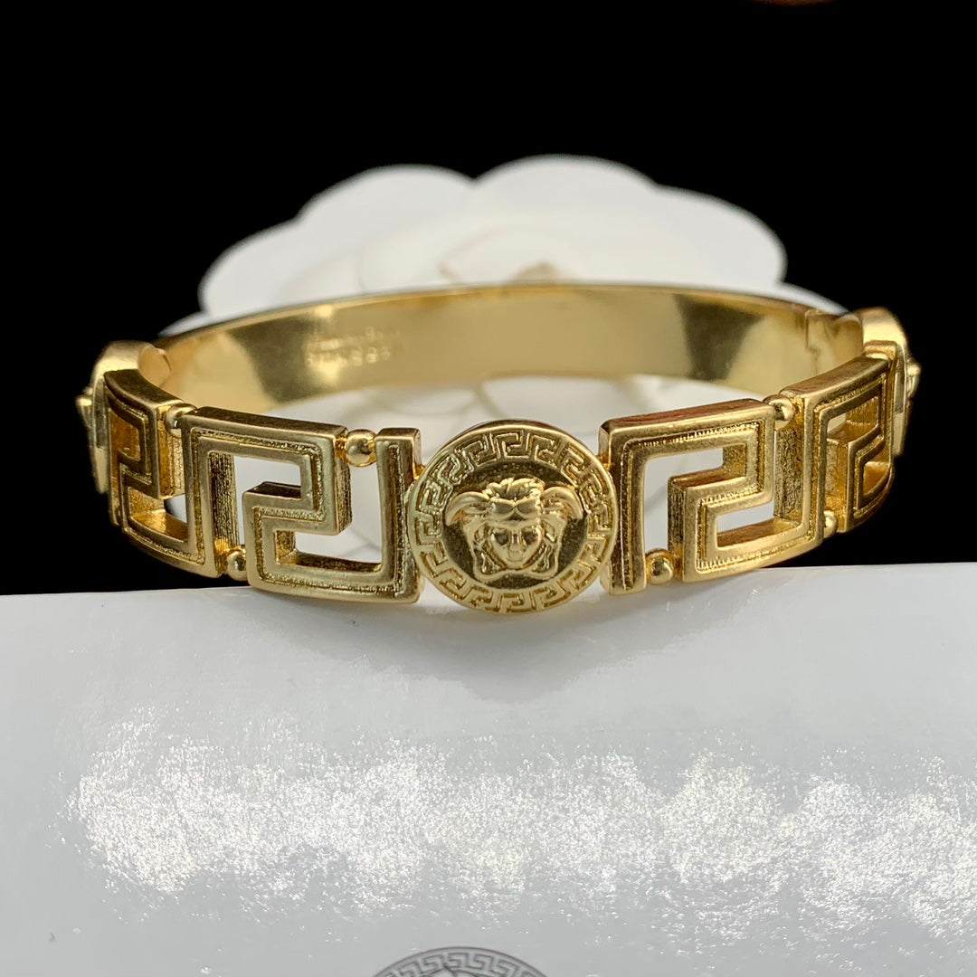 Classic VE lion head bracelet