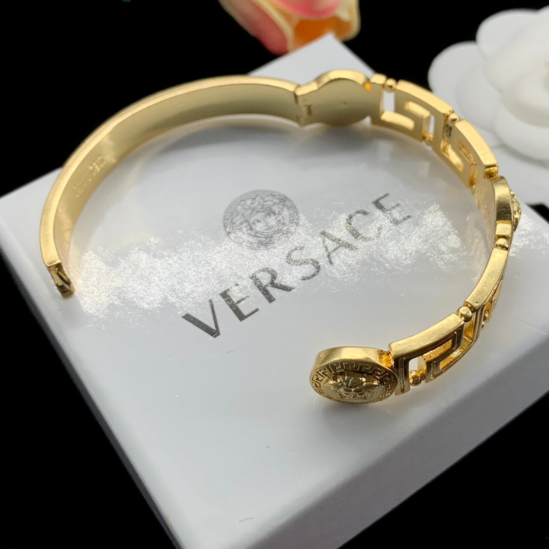 Classic VE lion head bracelet