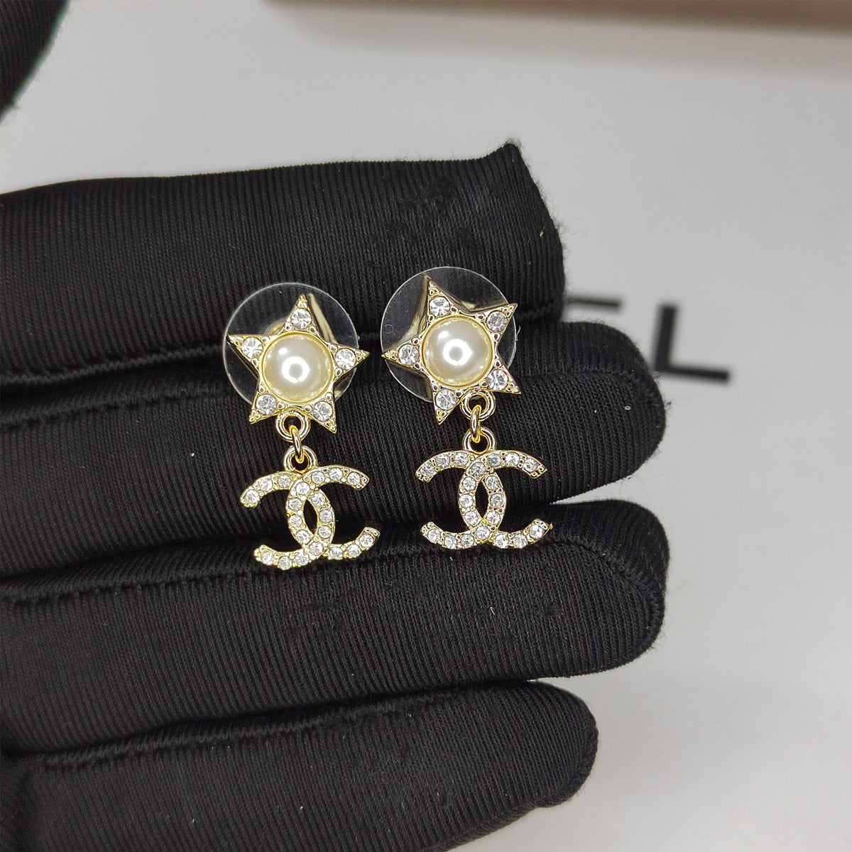 Luxurious diamond pentagram earrings