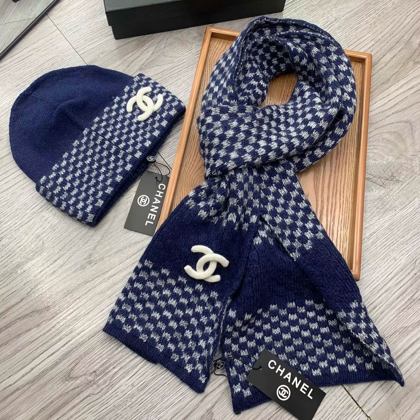 Gradient Checked Hat Scarf Suit