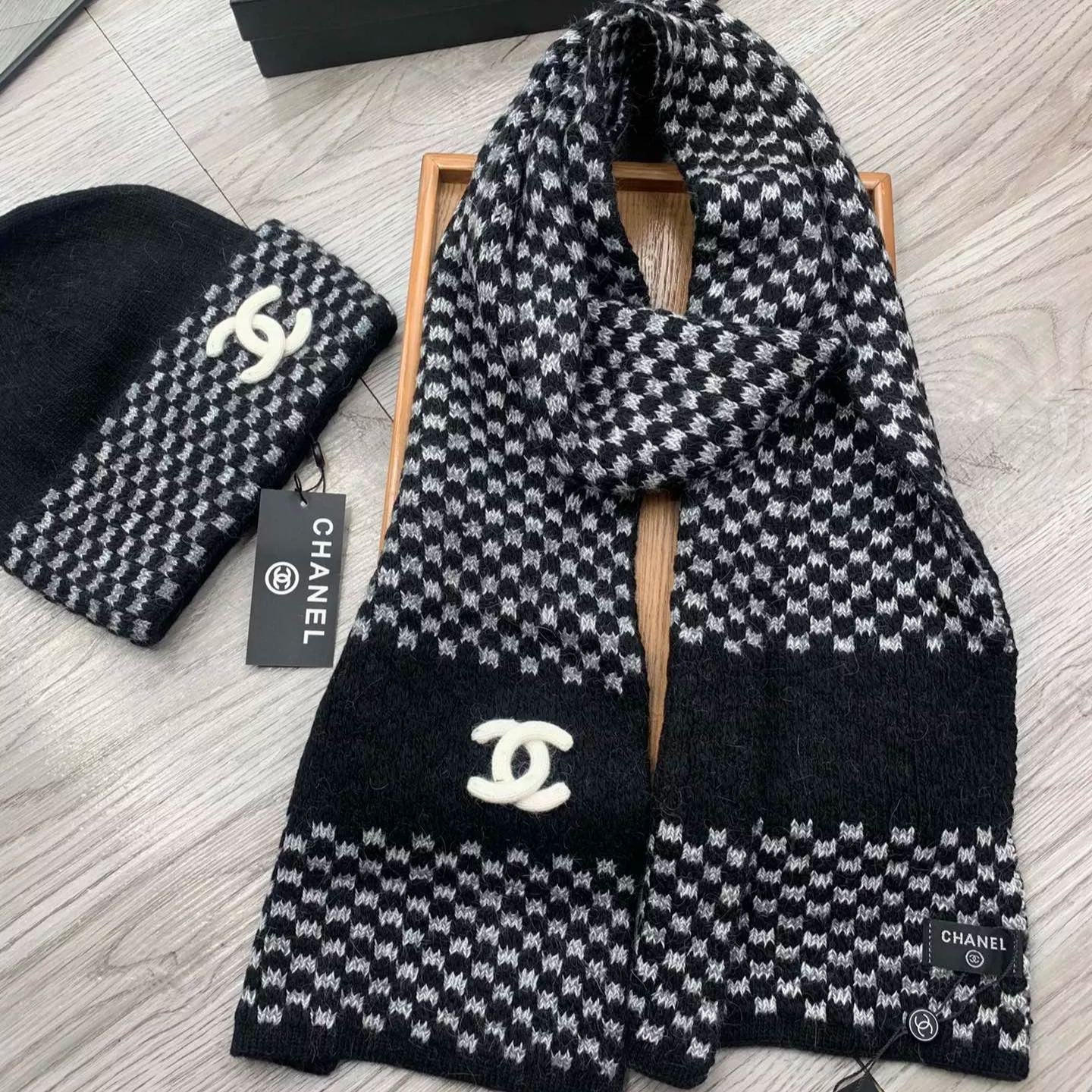 Gradient Checked Hat Scarf Suit