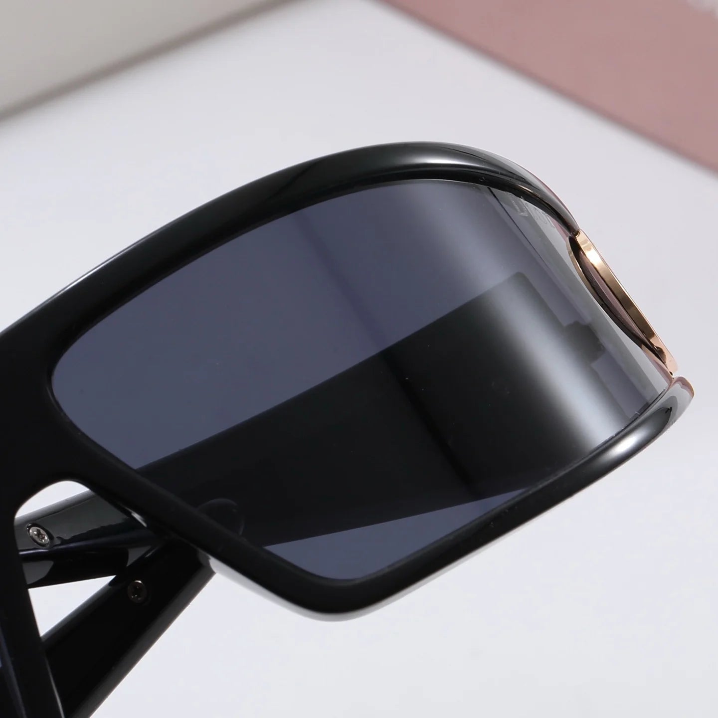 Headband integrated curved sunglasses