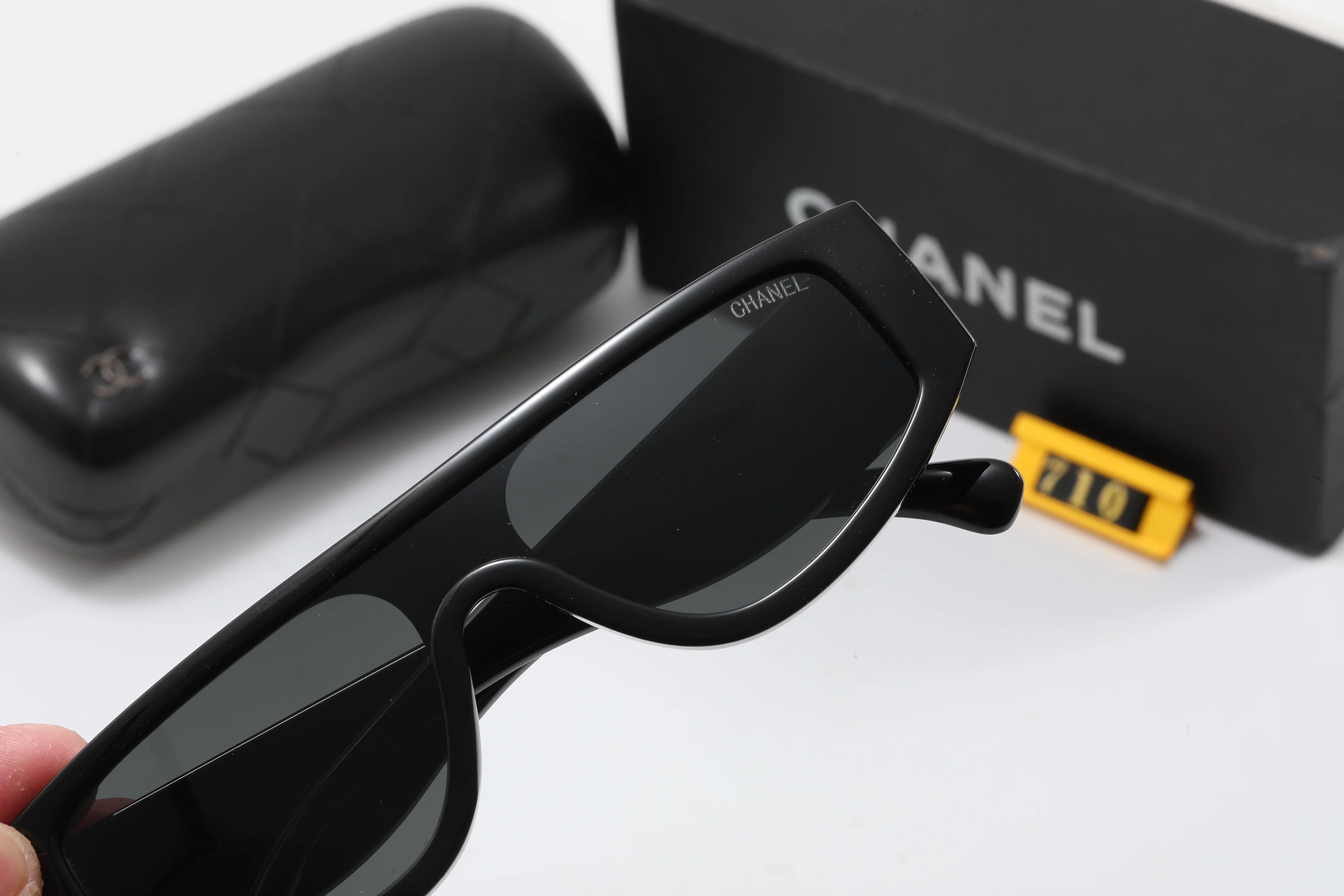 Integrated sports sunglasses