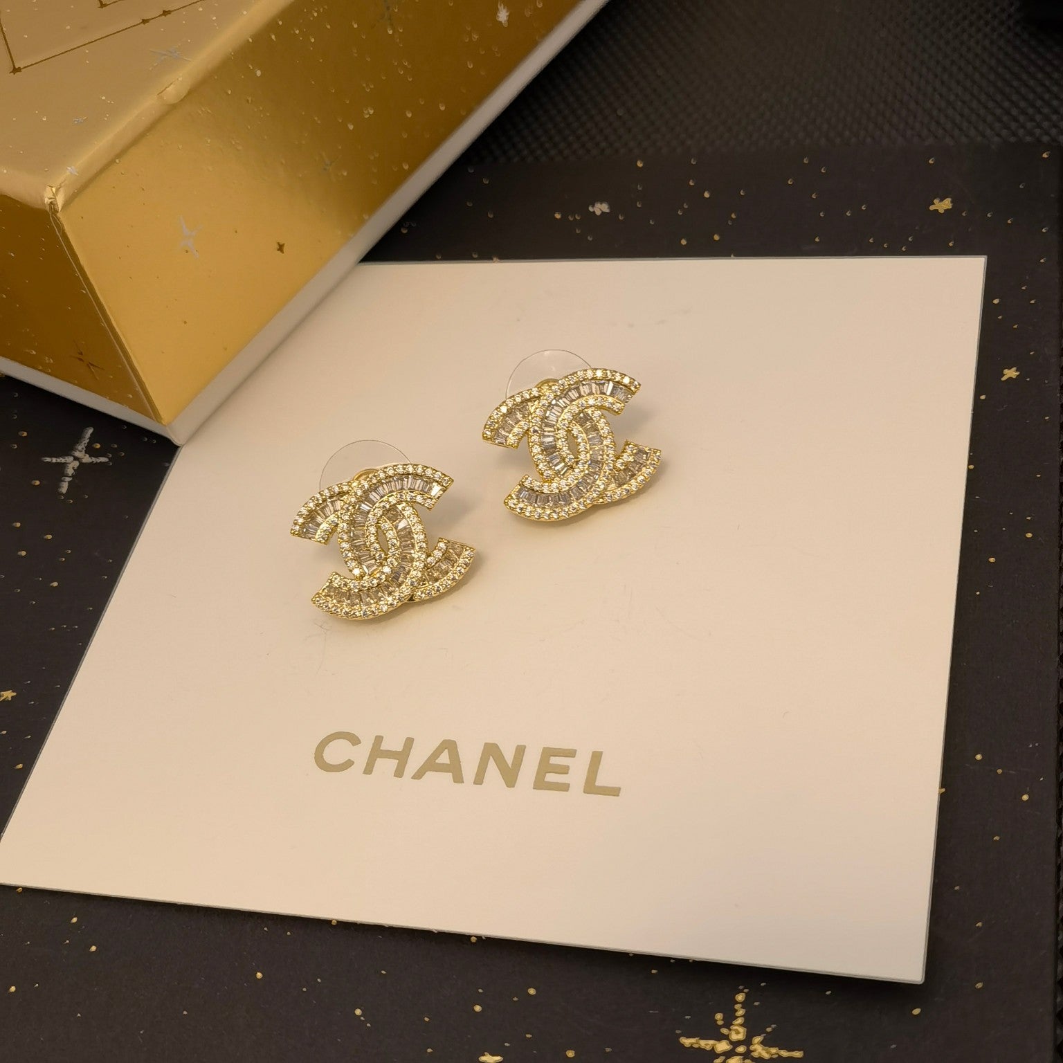 Elegant and classic women's logo earrings