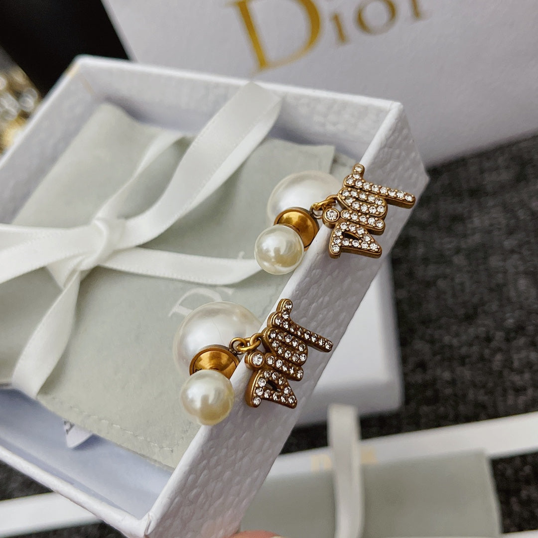 Temperament Diamond Letter Pearl Earrings