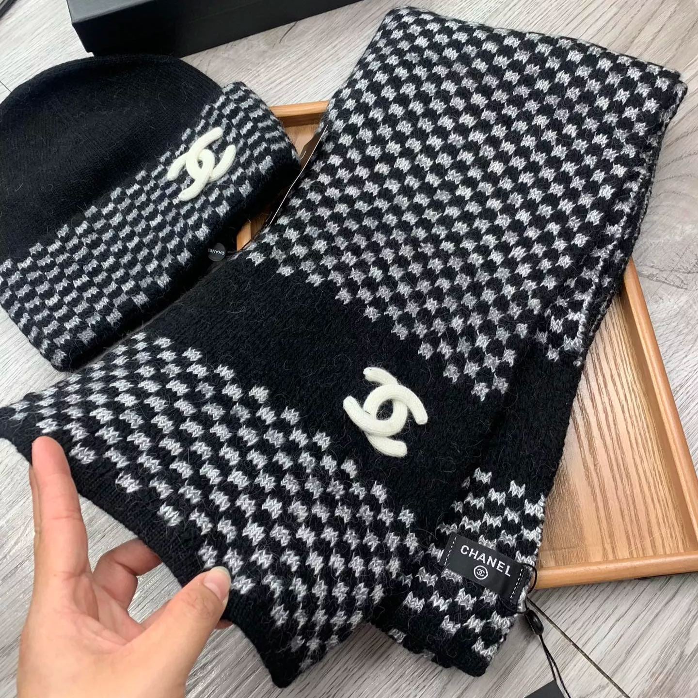 Gradient Checked Hat Scarf Suit