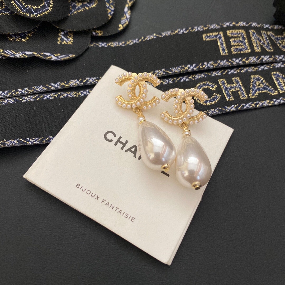 Classic pearl earrings