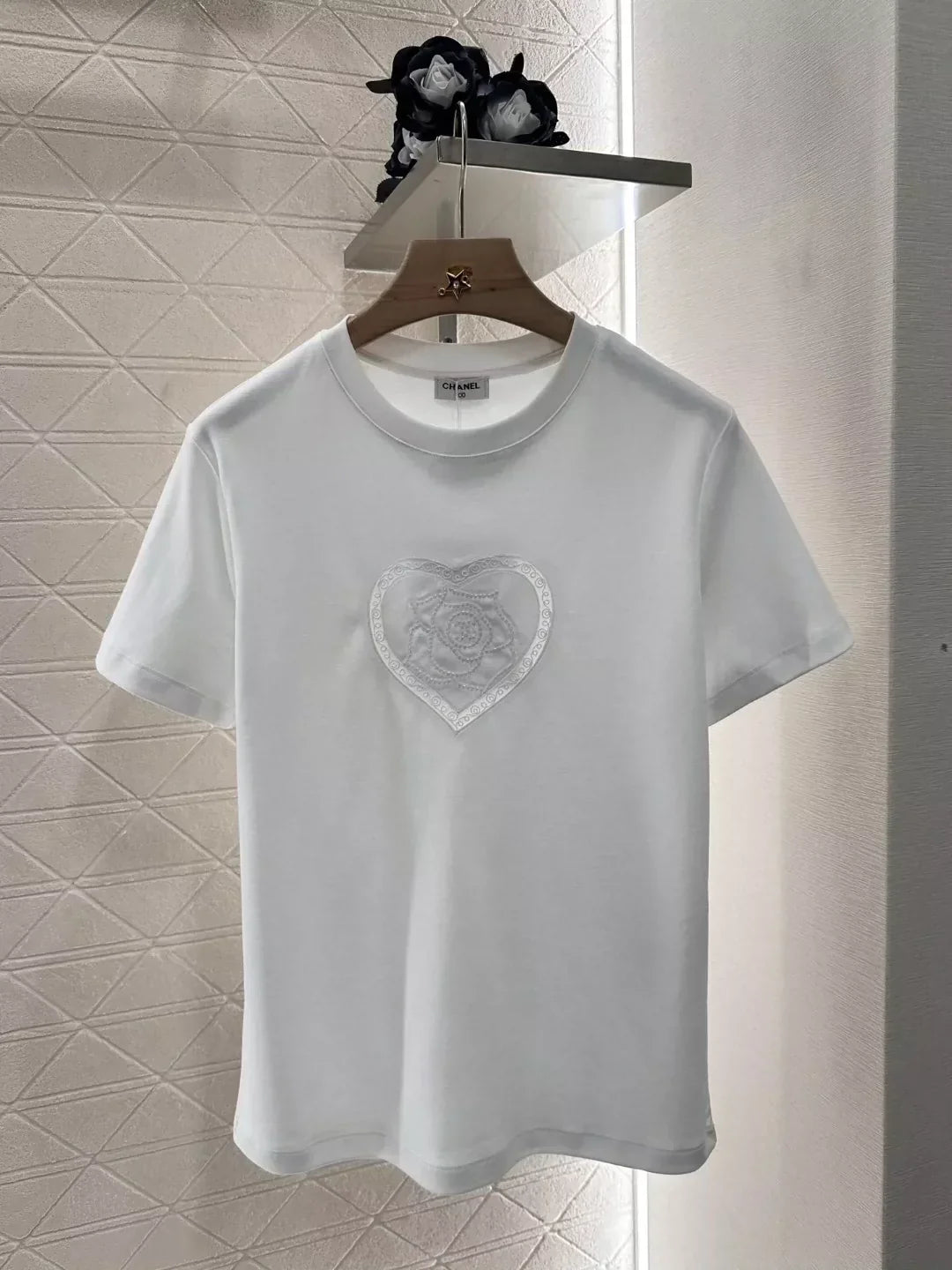 C 25 New embroidered beaded camellia round neck short sleeve T-shirt(white black)