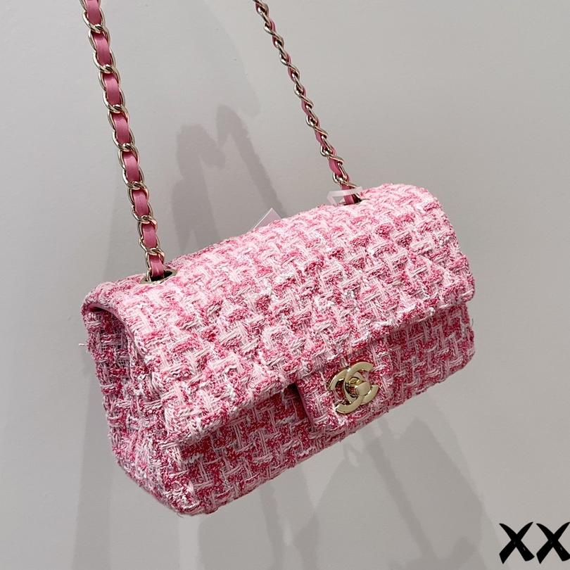 Early spring woolen shoulder bag