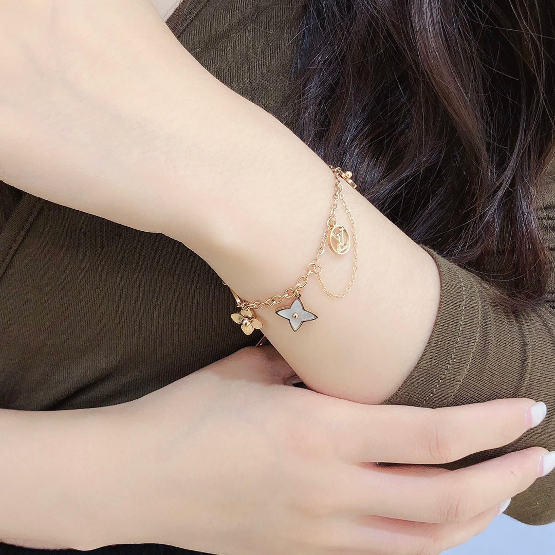 Fashionable hollow pendant bracelet