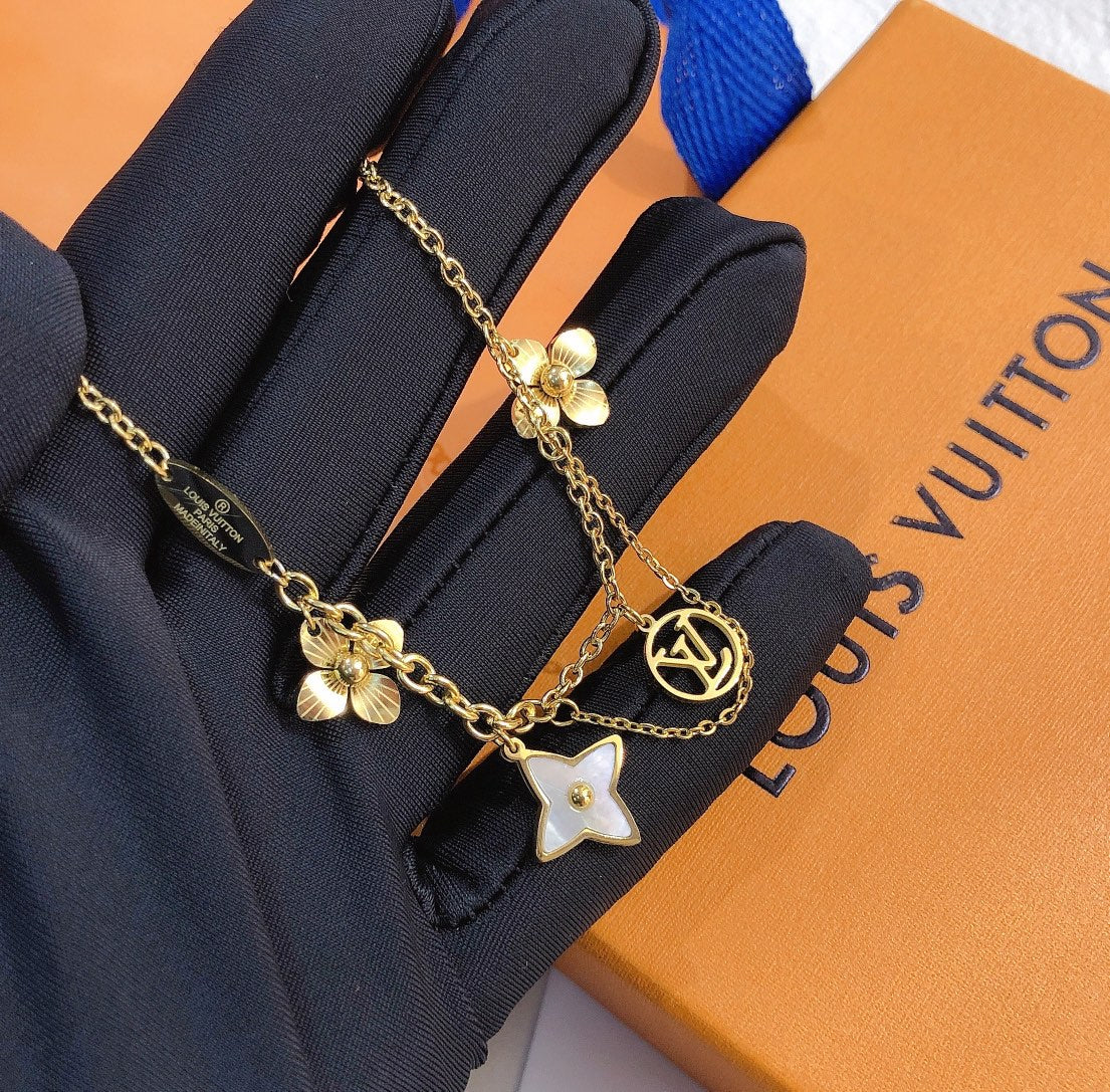 Fashionable hollow pendant bracelet