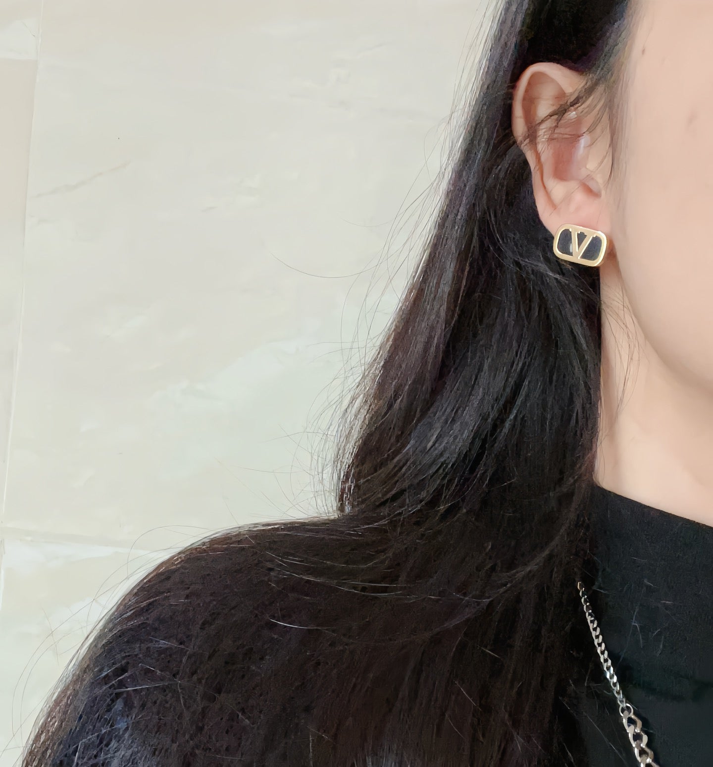 Stylish and simple V earrings