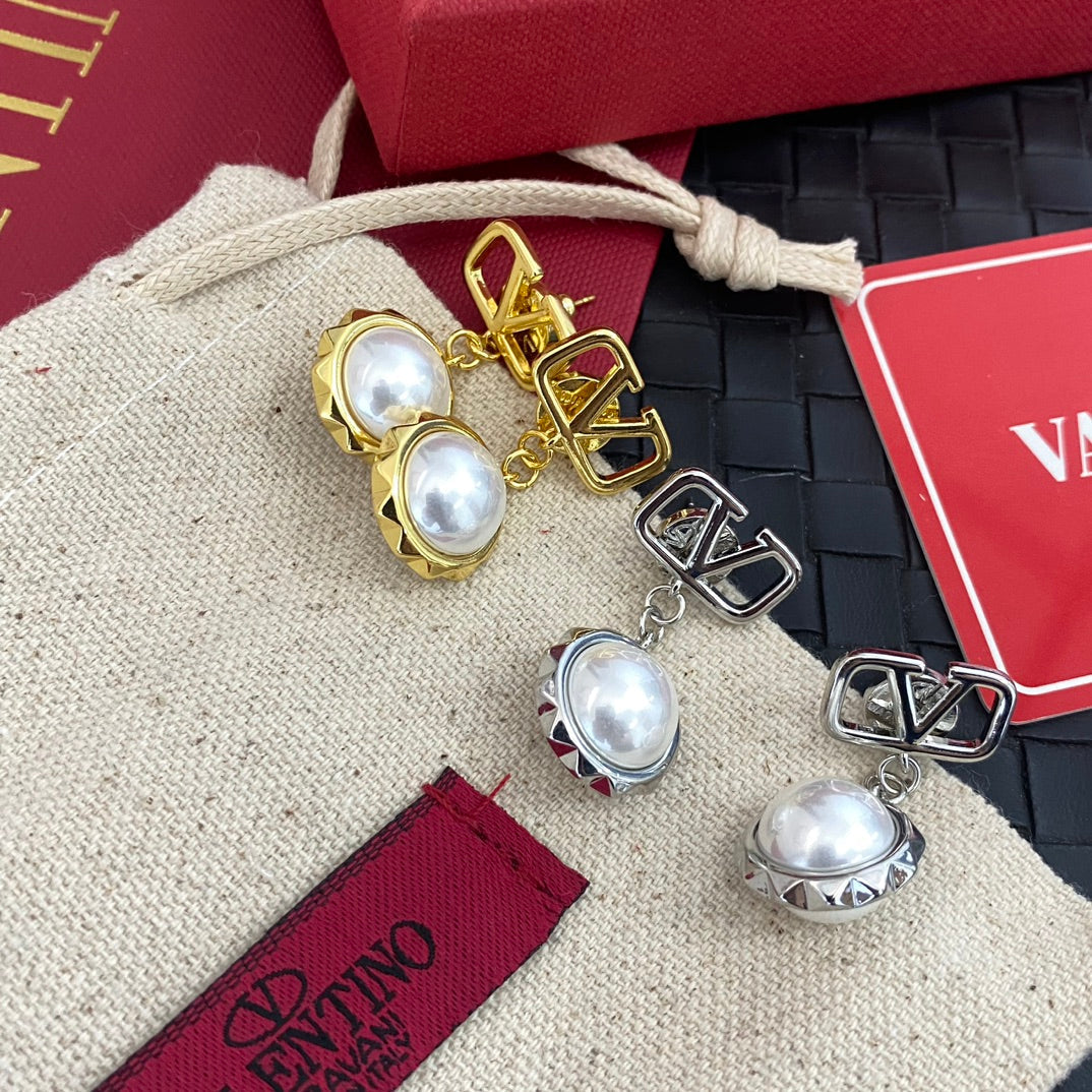 V-Shaped Pendant Pearl Earrings