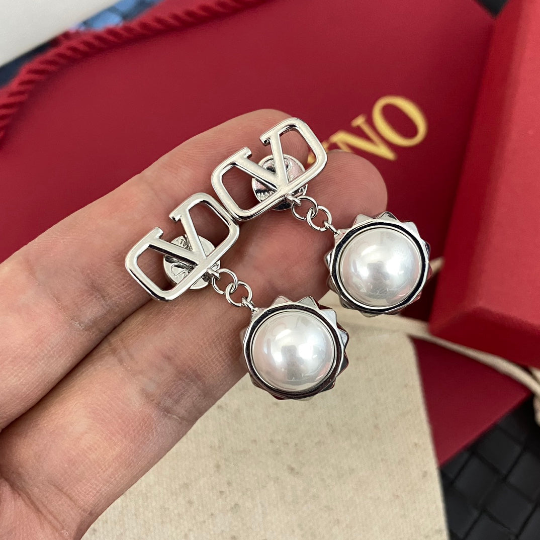 V-Shaped Pendant Pearl Earrings