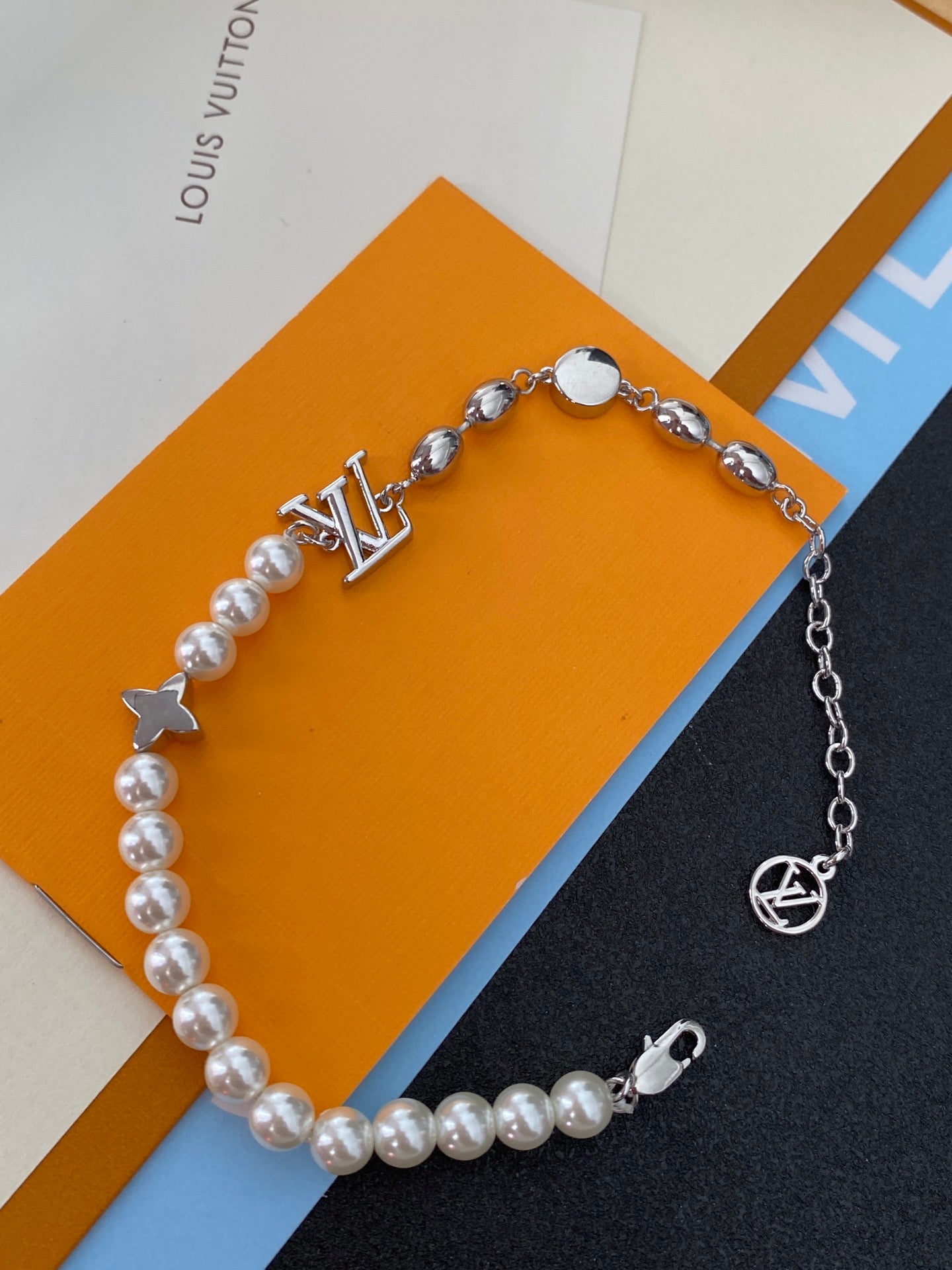 Fashionable Silver Clover Pearl Bracelet